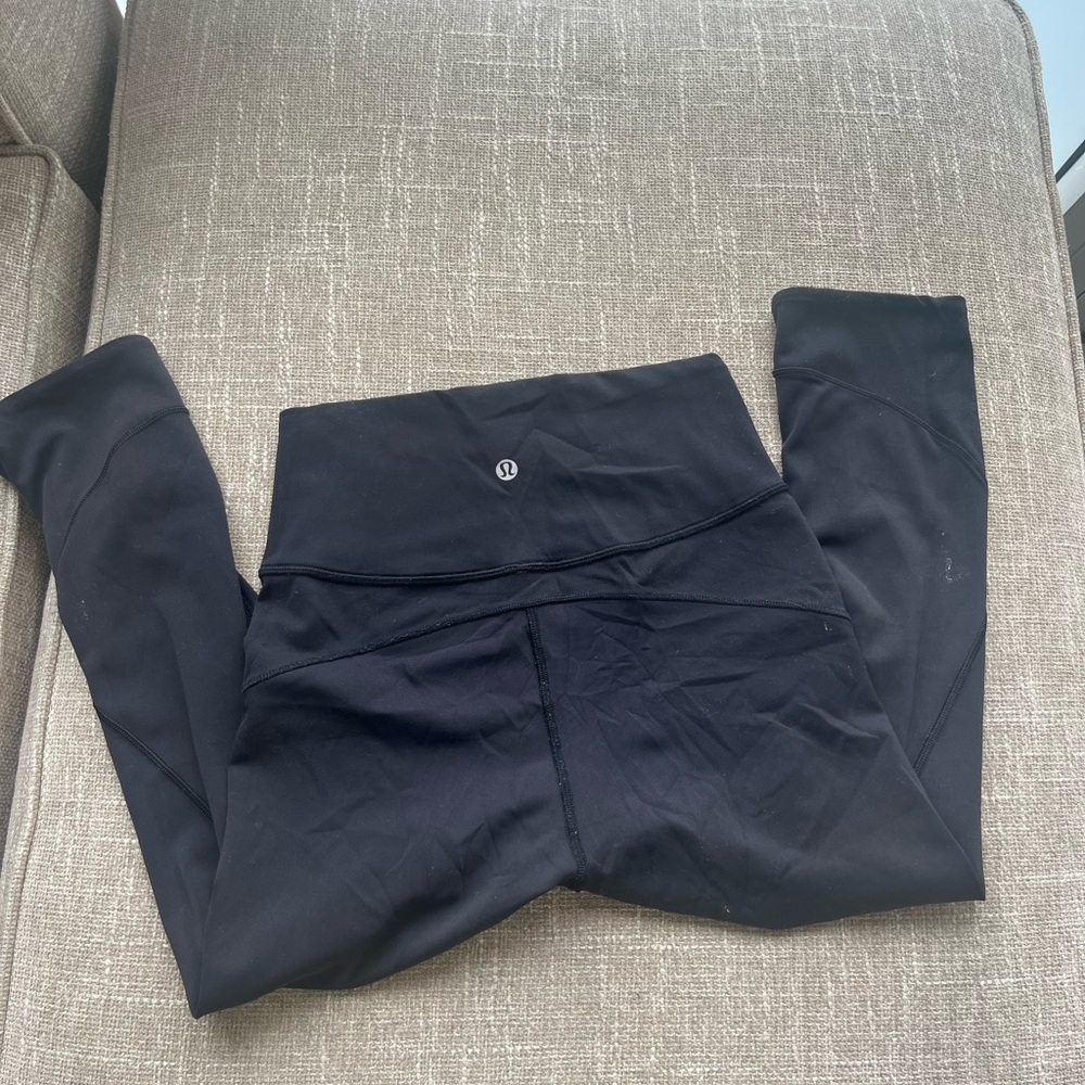 Lululemon cropped wunder under legging
Size 6

Great condition, black